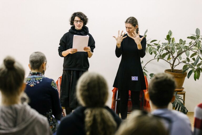 Noc literatury 2022, Skautský institut, tlumočení do českého znakového jazyka; autor fotografie Jakub Červenka
